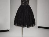 une image d'une robe noire sur un mannequin