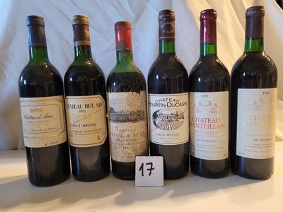 plusieurs bouteilles de vin sont alignées sur une table