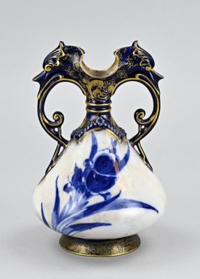 un vase bleu et blanc posé sur une table