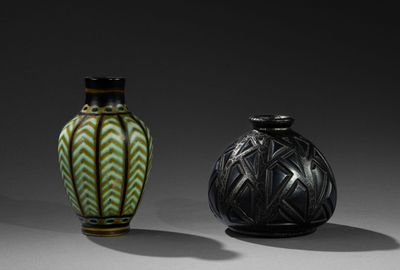 deux vases posés l'un à côté de l'autre sur une table