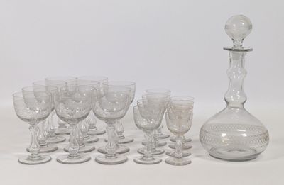 Partie de service en verre gravé, XIXe, comprenant : (x1) ca…