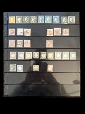 une photo d'un homme en train de prendre une photo d'une collection de timbres