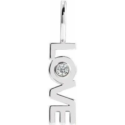 un pendentif en forme de cœur avec un diamant blanc et le mot « love » gravé dessus