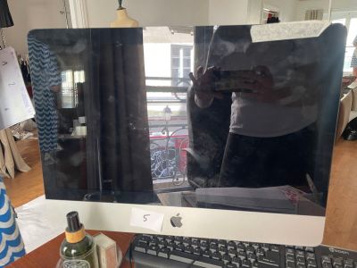un écran d'ordinateur posé sur un bureau avec un clavier et une souris