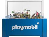 un gros plan d'une vitrine Playmobil sur fond blanc