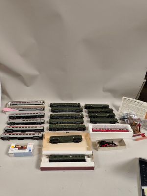 une table sur laquelle se trouvent de nombreuses voies ferrées et d'autres objets