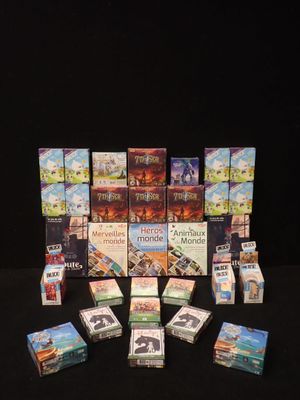 un grand nombre de livres posés sur une table