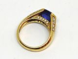 une image représentant une bague en or sertie d'une pierre bleue entourée de diamants