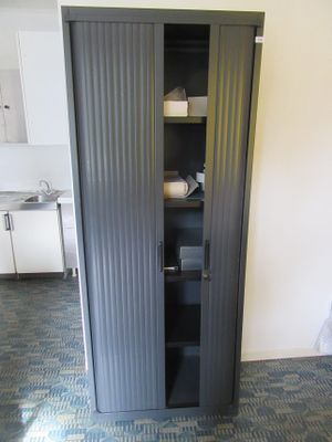 une grande armoire dans un coin de la pièce