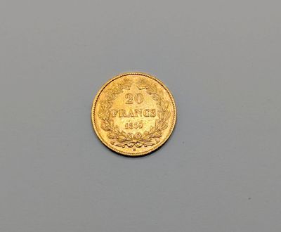 gros plan d'une pièce d'or sur une surface grise