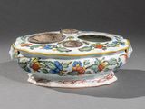 un petit bol muni d'un couvercle orné d'un motif floral