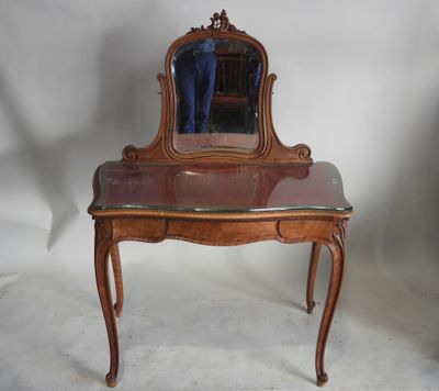 une petite table sur laquelle se trouve un miroir