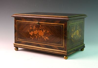 une petite boîte en bois ornée d'un motif floral