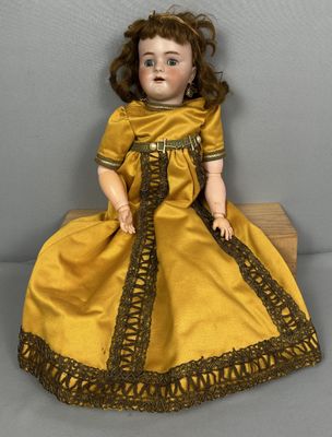 une ravissante jeune femme en robe jaune, assise sur un bloc de bois