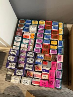 beaucoup de cartons de différentes couleurs et tailles par terre
