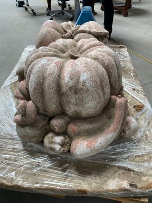 Ecole moderne Sculpture au courge en platre patinée signée R…