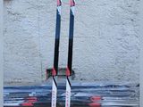 deux types de skis différents posés par terre