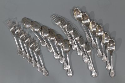 beaucoup de cuillères et de fourchettes en argent sur la table