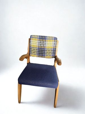 une chaise avec une assise bleue et un dossier à carreaux jaunes et blancs