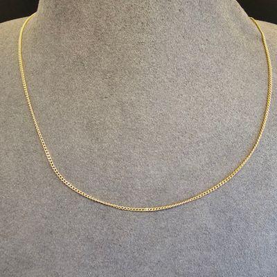 un collier à chaîne en or sur un mannequin mannequin mannequin mannequin mannequin mannequin mannequin mannequin mannequin mannequin