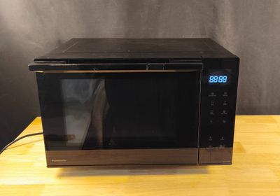 Micro ondes Panasonic La première photo est non contractuell…