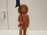 une figurine en argile représentant un homme tenant une faux