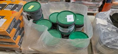 de nombreux pots de peinture posés sur une table dans un magasin