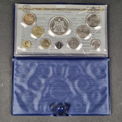 un gros plan sur un étui bleu contenant des pièces de monnaie