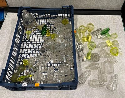 de nombreuses bouteilles en plastique vides dans un panier en fil de fer posé par terre