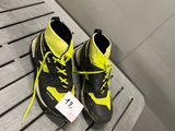 une paire de chaussures de randonnée jaunes et noires posée sur une table