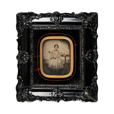 une vieille photo d'une jeune fille en robe blanche