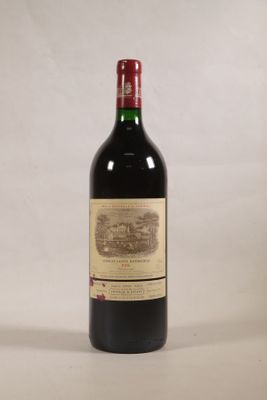 bouteille de vin rouge sur fond blanc sur fond blanc