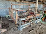 une grande cage métallique contenant tout un tas d'outils