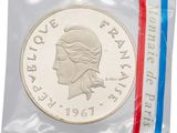 un gros plan d'une pièce de monnaie dans un sachet en plastique sur fond blanc