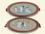 deux plaques en bois sur lesquelles figurent des photos de personnes