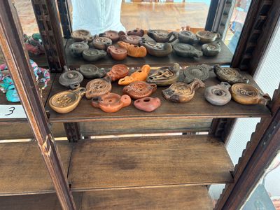 une vitrine présentant de nombreux modèles de chaussures différents