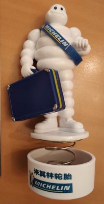 une statue représentant un homme tenant une valise et une valise