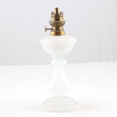 Lampe à pétrole en opaline blanche.