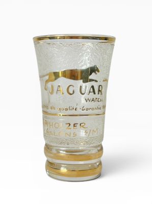 une image représentant un verre à shot orné d'un cheval