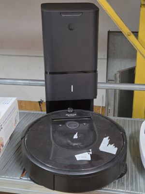 un robot posé sur une étagère à côté d'une boîte