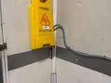 un panneau d'avertissement jaune dans un coin de la pièce