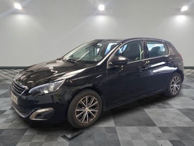 la voiture noire est garée sur un sol en damier dans le garage