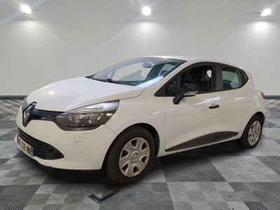 la voiture blanche est garée sur un sol en damier dans le garage