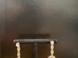 gros plan d'une paire de boucles d'oreilles sur un support
