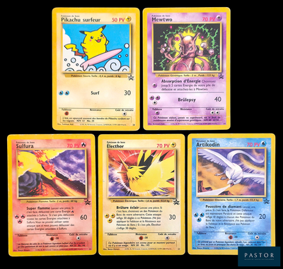 quatre cartes Pokémon de couleurs et de motifs différents sur fond noir