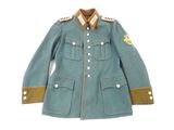 une photo d'une veste militaire bleue avec des boutons dorés au col
