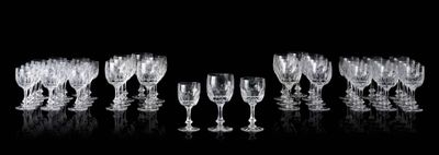 un grand nombre de verres à vin alignés les uns à côté des autres