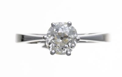 gros plan d'une bague en diamant sur fond blanc