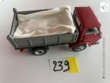 un camion jouet posé sur une table