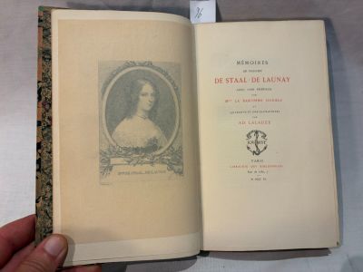 quelqu'un tient un livre sur lequel figure la photo d'une femme